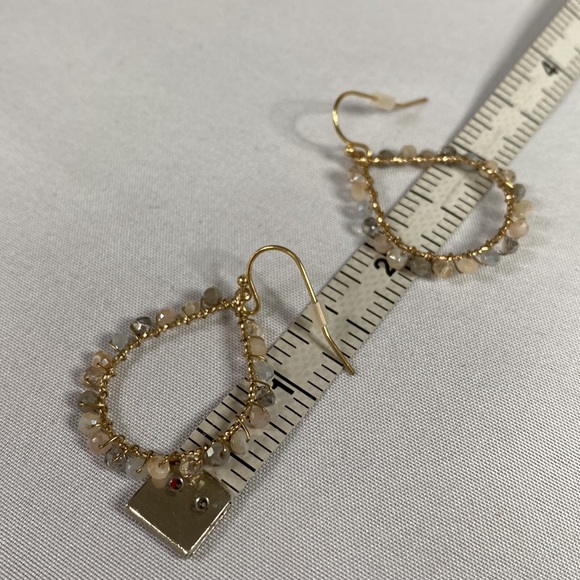 Dainty and feminine sparkly wire and faceted bead earrings - Picture 3 of 4